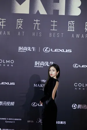 刘芸露背黑裙优雅性感写真图片_2
