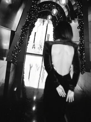 刘芸露背黑裙优雅性感写真图片_6