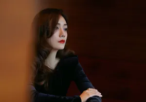 刘芸露背黑裙优雅性感写真图片_7