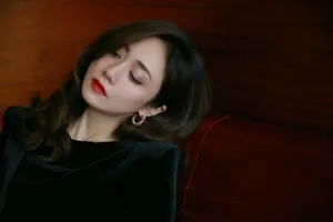 刘芸露背黑裙优雅性感写真图片_9