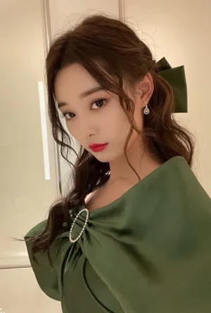 徐艺洋甜美俏皮自拍图片