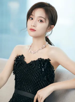 吴宣仪抹胸黑裙性感写真图片