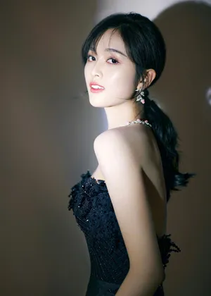 吴宣仪抹胸黑裙性感写真图片_3
