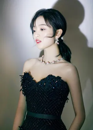 吴宣仪抹胸黑裙性感写真图片_4
