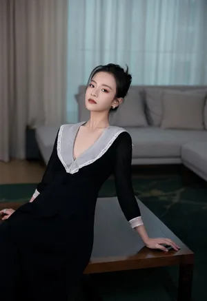 李庚希简约黑裙小清新写真图片
