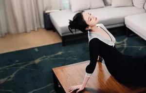 李庚希简约黑裙小清新写真图片_2