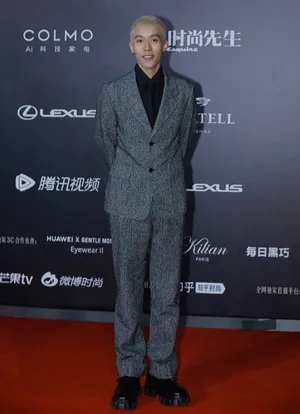 演员周游时尚先生盛典帅气写真图片_8