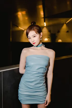 李子璇丸子头性感俏皮图片_1