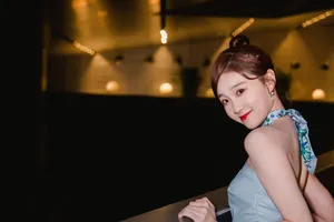 李子璇丸子头性感俏皮图片