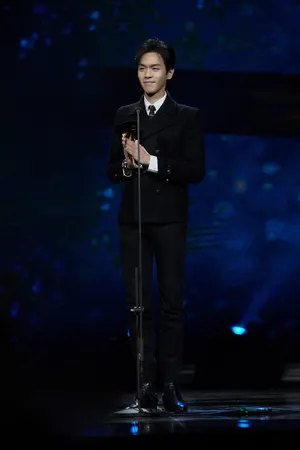 张若昀MAHB时尚先生盛典帅气图片_3