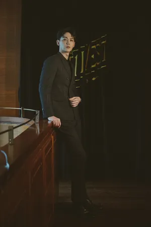 唐晓天条纹西装时尚写真图片_6