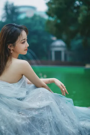 吴佳怡露肩纱裙礼服性感图片写真_1