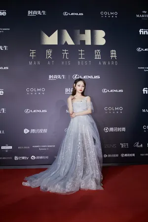 吴佳怡露肩纱裙礼服性感图片写真_3
