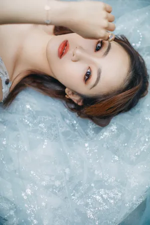 吴佳怡露肩纱裙礼服性感图片写真_5