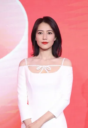 高圆圆修身白裙清新优雅写真图片_1