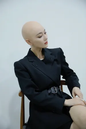 张馨予光头造型西服时尚靓丽美照图片