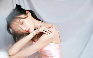李斯羽性感深V礼裙写真图片