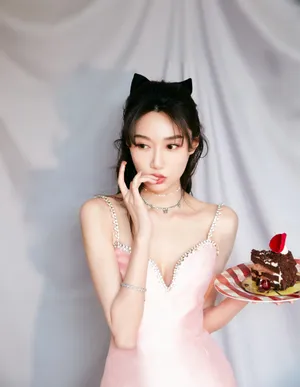 李斯羽性感深V礼裙写真图片_2