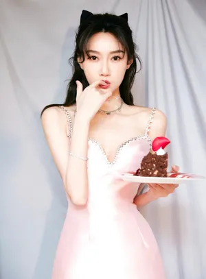 李斯羽性感深V礼裙写真图片_4