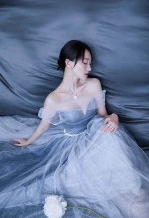 练练性感抹胸纱裙写真图片