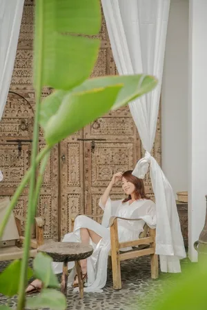 性感美女许婧一袭白裙透视写真第1张