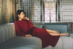 性感美女刘涛复古红裙优雅写真_2