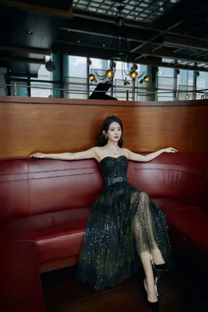 性感美女赵丽颖金光闪闪妩媚写真_3