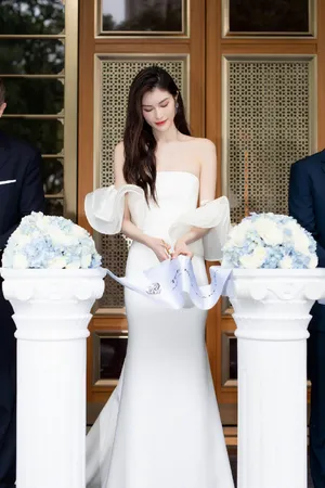 性感美女明星何穗优雅写真_5