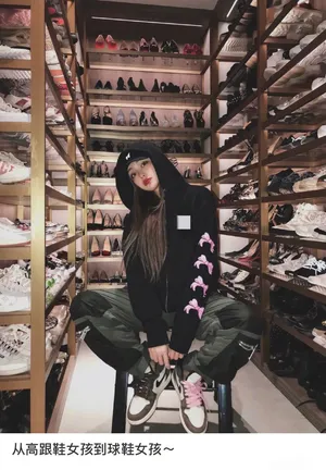 周扬青晒鞋柜私服图片