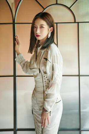 性感美女孟美岐优雅个性写真_3