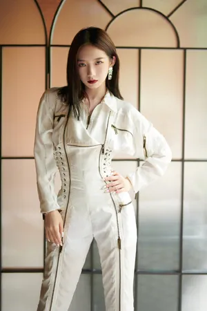 性感美女孟美岐优雅个性写真_7