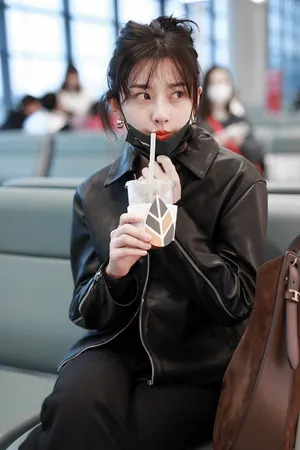 宋祖儿娇俏机场私服照图片
