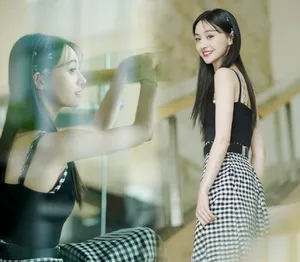 性感美女明星郑爽妩媚高清桌面壁纸_2