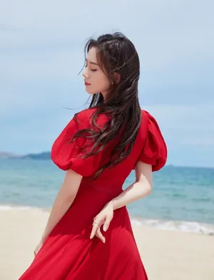 性感美女刘诗诗妩媚红裙户外桌面壁纸_3