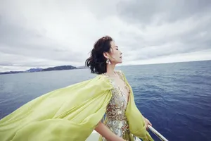 章子怡齐肩短发优雅气质写真图片_1