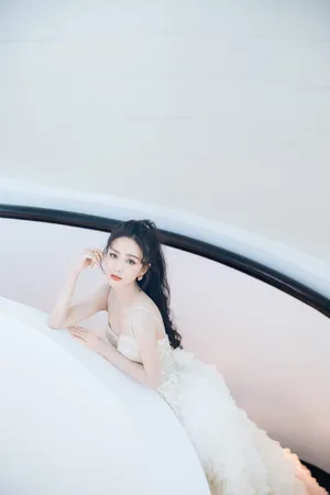 佟丽娅低胸礼服妩媚性感写真_4