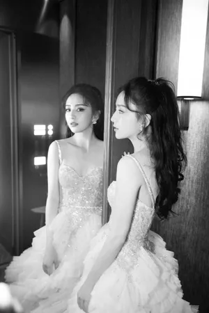 佟丽娅低胸礼服妩媚性感写真_10