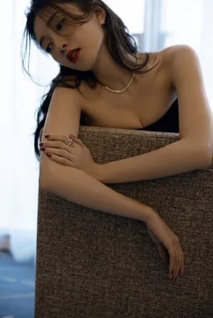 江疏影黑色优雅礼服妩媚性感写真