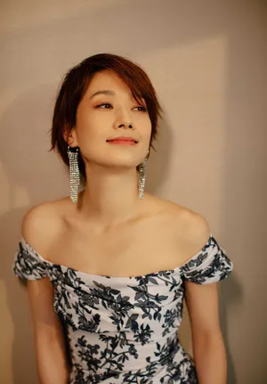 马伊琍青花瓷露肩长裙妩媚性感写真