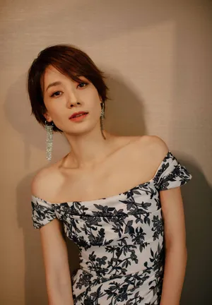 马伊琍青花瓷露肩长裙妩媚性感写真