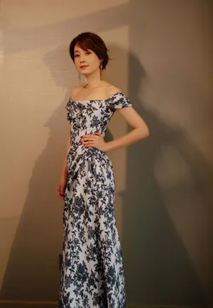 马伊琍青花瓷露肩长裙妩媚性感写真_4