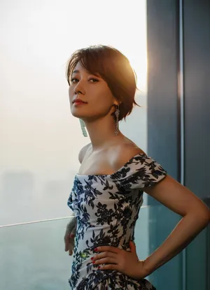 马伊琍青花瓷露肩长裙妩媚性感写真_7