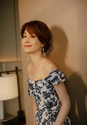马伊琍青花瓷露肩长裙妩媚性感写真_11