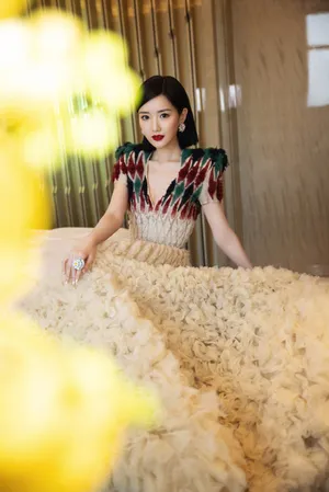 毛晓彤孔雀花瓣裙优雅大气写真图片_1