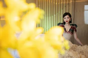 毛晓彤孔雀花瓣裙优雅大气写真图片_1