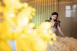 毛晓彤孔雀花瓣裙优雅大气写真图片_2