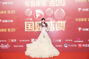 毛晓彤孔雀花瓣裙优雅大气写真图片_4