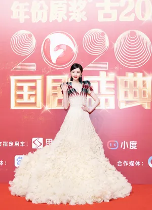 毛晓彤孔雀花瓣裙优雅大气写真图片_6