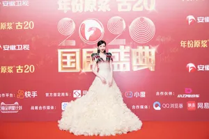 毛晓彤孔雀花瓣裙优雅大气写真图片_7