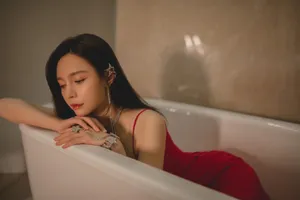 沈梦辰吊带红裙明艳性感写真图片_3